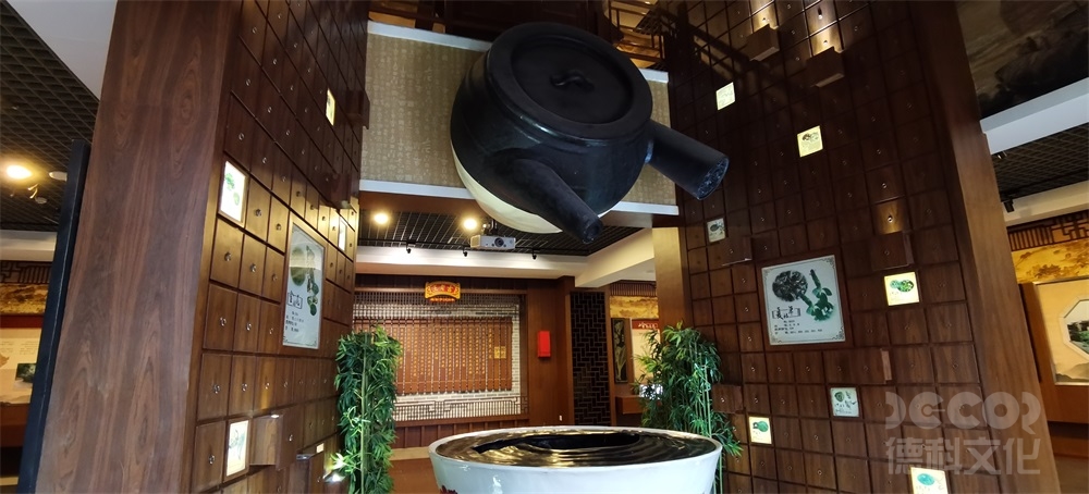 藝術(shù)展廳裝修設(shè)計中，如何考慮展品的安排和分組方式