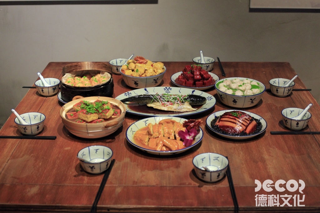 藝術(shù)展廳裝修設(shè)計中，如何選擇合適的展示架和展示方式