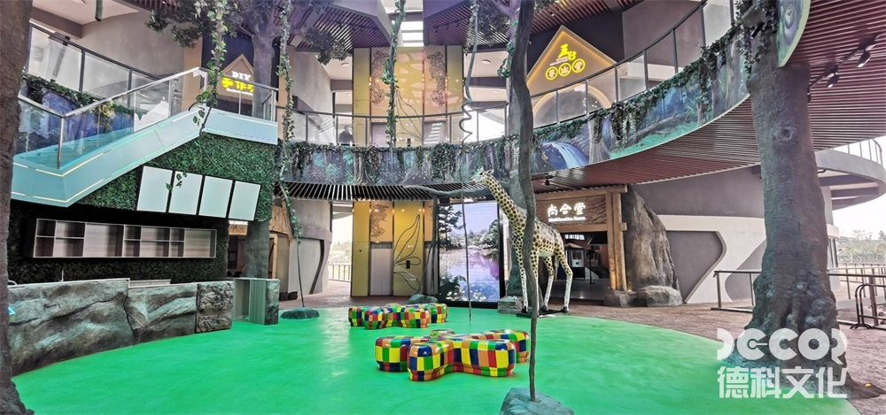 文化展館設(shè)計(jì)中，如何利用展示方式和裝置來(lái)展示不同文化的美學(xué)和審美特點(diǎn)？