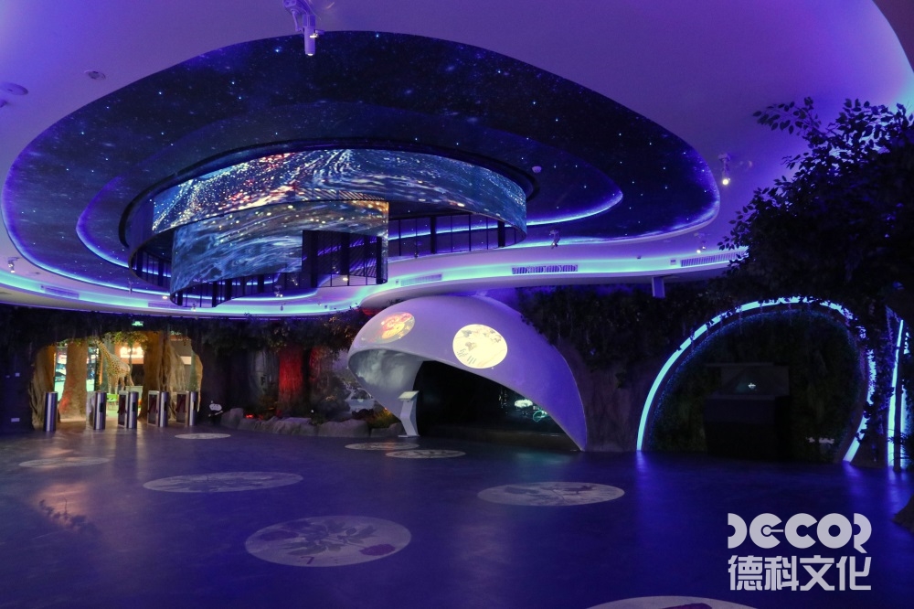 文化展館設(shè)計(jì)中，如何利用展示區(qū)域的燈光和音效來(lái)創(chuàng)造戲劇性的展覽效果？
