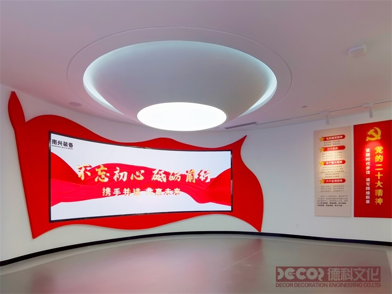 如何通過紅色展廳設(shè)計(jì)的主題增強(qiáng)參觀者的認(rèn)同感？